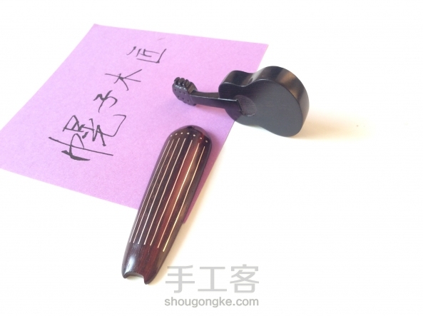 这是一个恋爱中的女子委托做的一对情侣吊坠。小古琴和小吉他，就起名叫“琴瑟友之”吧。紫光檀和印度小叶紫檀材料，嵌的银丝0.3mm。有教程~~ 第2张