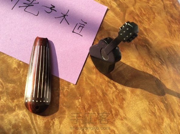 这是一个恋爱中的女子委托做的一对情侣吊坠。小古琴和小吉他，就起名叫“琴瑟友之”吧。紫光檀和印度小叶紫檀材料，嵌的银丝0.3mm。有教程~~ 第3张