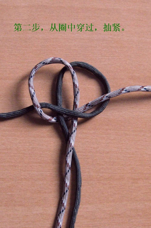 一款超酷男生手绳编法- 伞绳编织手链教程，喜欢的收藏 第2步