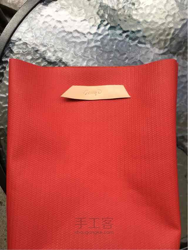 席纹红色挎包，逛街上班都适用。 第2步