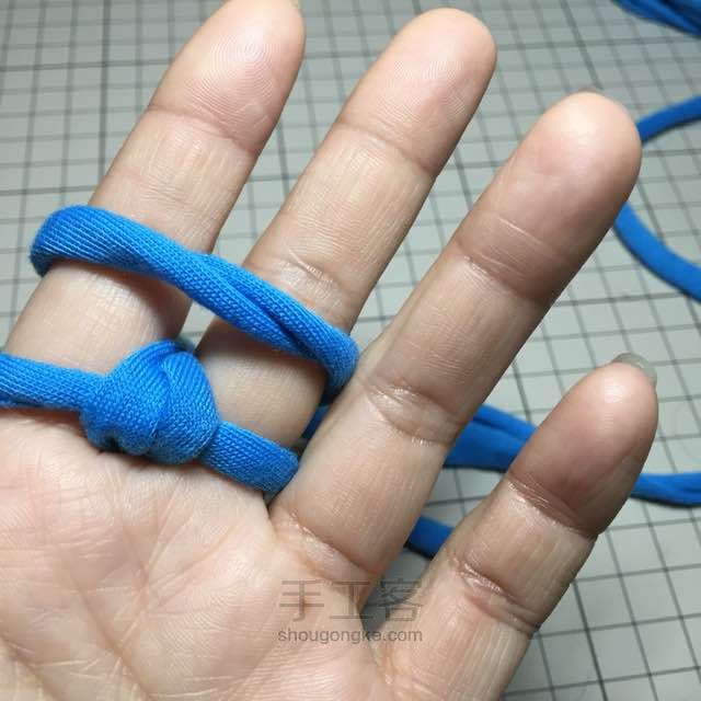 手指织出美丽布条手链 第10步