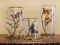 【DIY蝴蝶玻璃罩】喜欢文艺森系的亲，或许都会在桌上摆上一件玻璃罩装饰品，里头可以是清新自然、怀旧雅致，也可以是萌萌达。