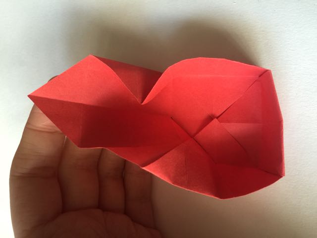（纸盒系列三十五）心形盒折法 第9步