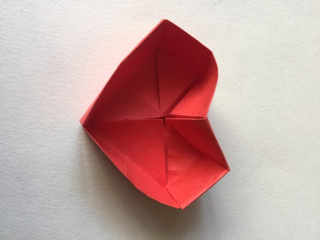 （纸盒系列三十五）心形盒折法 第12步