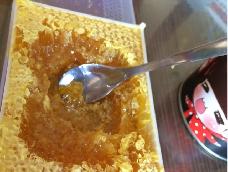 蜂巢蜜
是连蜜带巢一起食用的蜜蜂巢脾。它不仅含天然成熟的原蜜，还含蜂蜡、生物蜂胶以及少量王浆等天然营养成分。食用起来甘甜爽口、蜜味香浓，长期食用还具有多种医学保健作用。
