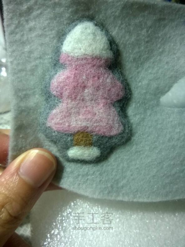 圣诞节预热，羊毛毡粉红圣诞树胸针 第7步