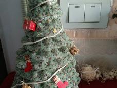 把旧衣服做成了一棵小小圣诞树，摆着还蛮好看！