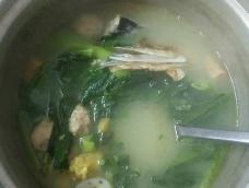 芥菜鱼头汤汤味鲜美营养丰富，很容易做的哦！