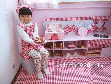 五岁的萱萱最爱过家家，每天都会玩做饭，做点心的游戏。今天萱萱妈妈要用纸箱和布，为萱萱亲手打造一个迷你的小厨房。