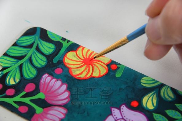 巧用涂色书DIY手机壳 第20步