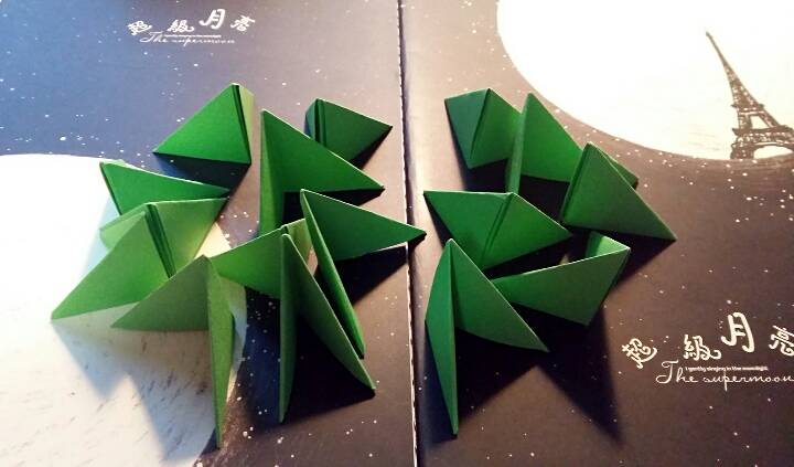 圣诞树三角插纸(๑•̀ㅂ•́)و✧ 第2步
