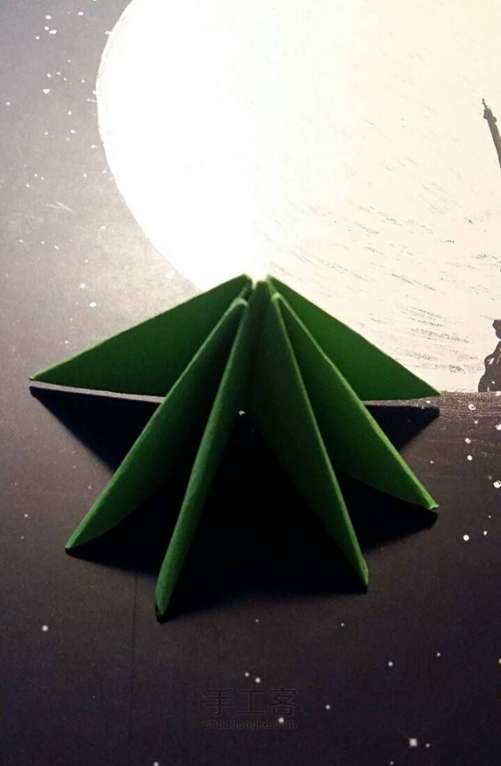 圣诞树三角插纸(๑•̀ㅂ•́)و✧ 第8步