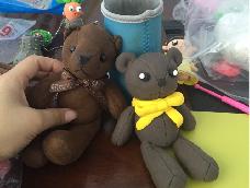姑姑从韩国泰迪熊博物馆带回来的纪念品，用了很久了，还是很喜欢，所以用轻粘土做了一个！