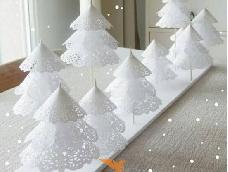 唯美浪漫的纸艺圣诞树，这样的一色雪白如雪花一样飘逸俊秀的圣诞树和寻常我们看到的装饰的花花绿绿的塑料制品圣诞树感觉有很不一样，我个人是比较喜欢这样简洁清明风格的圣诞树。