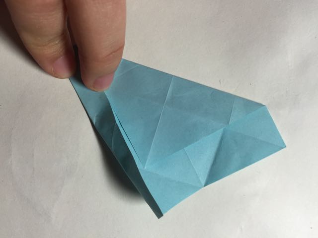 （纸盒系列四十八）一款正方形立体
盒子的折法 第6步