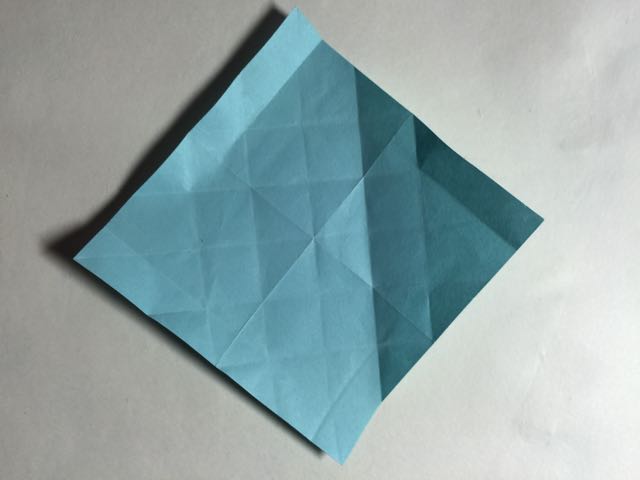 （纸盒系列四十八）一款正方形立体
盒子的折法 第7步