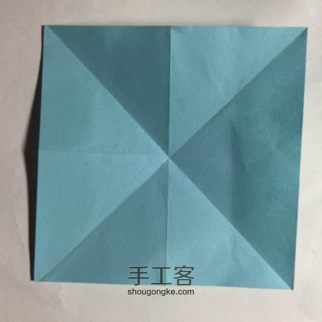 （纸盒系列四十八）一款正方形立体
盒子的折法 第2步