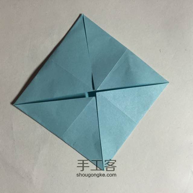 （纸盒系列四十八）一款正方形立体
盒子的折法 第3步