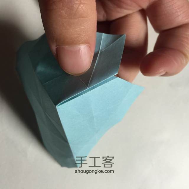 （纸盒系列四十八）一款正方形立体
盒子的折法 第8步