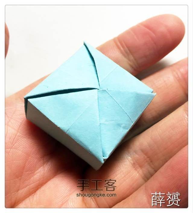 （纸盒系列四十八）一款正方形立体
盒子的折法 第14步