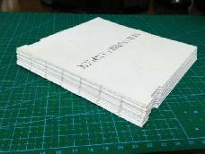 打印好的图纸（ps：图纸来源于纸雕吧，原作者是日本建筑家Yusuke Oono ），固定在卡纸上，a4大小，然后开刻，第一次做教程，将就着看看