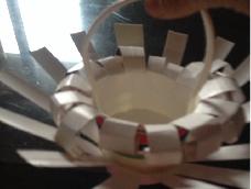 用两个简单的纸杯就可以做出一个漂亮的花篮