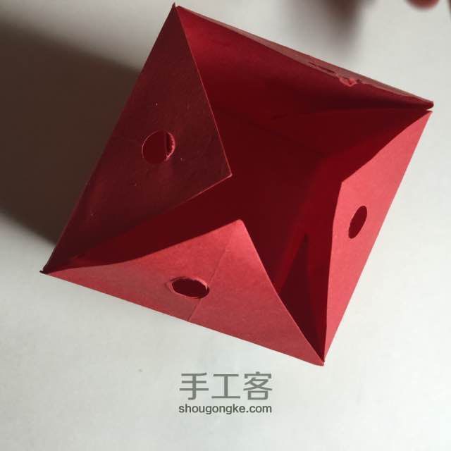 （纸盒系列五十一）一款简单立方纸盒的折法 第12步