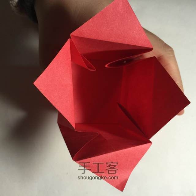 （纸盒系列五十一）一款简单立方纸盒的折法 第8步