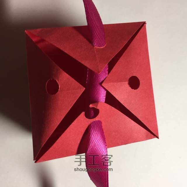 （纸盒系列五十一）一款简单立方纸盒的折法 第13步