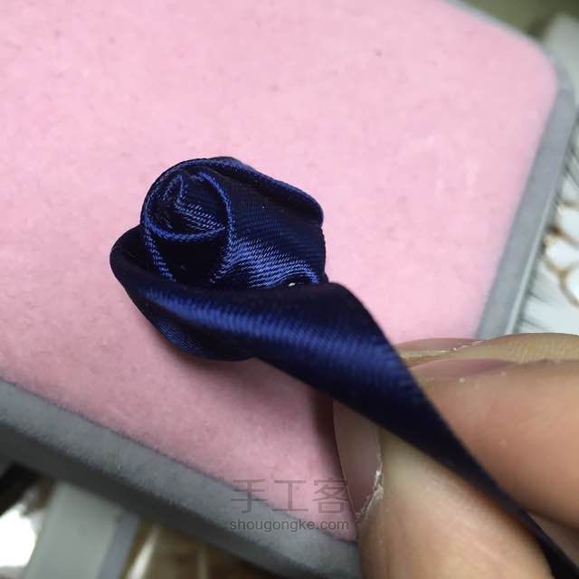 蓝色水貂玫瑰小香风弹簧夹 第3步