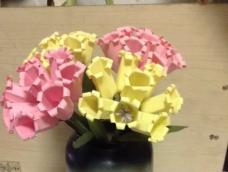 百子莲，也叫爱情花，以彩色复印纸和皱纹纸做成。