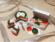 快圣诞节了？凑个热闹呗～现在逛街到处都红红绿绿的，挺好看～感觉只有在圣诞节的时候红配绿才是特别顺眼好看滴～做一个软陶迷你圣诞点心小场景，都是红配绿…😁😁😁用Krispy Kreme的圣诞甜甜圈做模特，听说只有日本韩国有售？好玩也很简单哒～就甜甜圈和蛋糕～喜欢滴一起玩耍～😘😘😘
