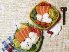 用软陶做鲑鱼烤肠饭套餐，套餐里主要有鲑鱼、烤肠、樱桃、生菜、爱心饭团、柠檬片、黄瓜片几种，很简单，喜欢的亲一起玩耍～😊