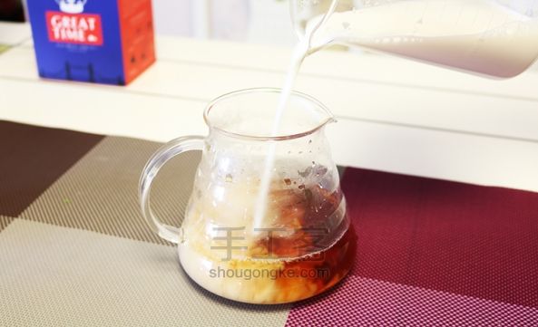 简单的制作一杯香醇的奶茶，享受温馨而浪漫的午后时光。 第6步