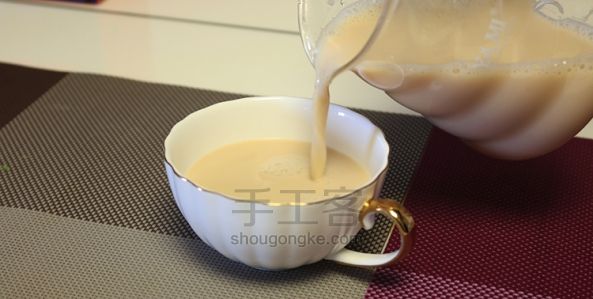 简单的制作一杯香醇的奶茶，享受温馨而浪漫的午后时光。 第9步