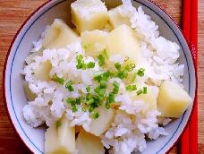 今天尝试了土豆煨米饭，貌似看到过是哪个少数名族的传统主食，这个饭一直存在于山谷的味觉记忆里，今天做来给大家尝尝......