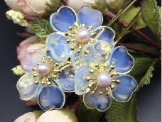 三朵水晶花，珍珠花蕊，材料一般但是看着还是不错哒～