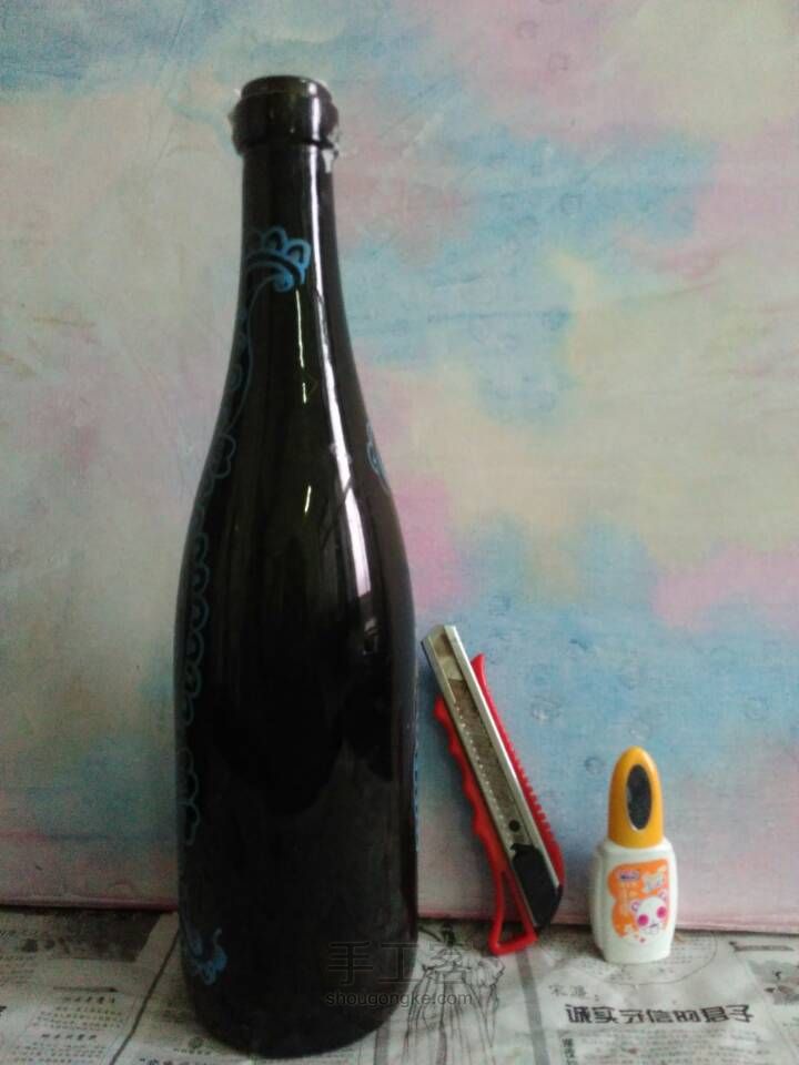 手绘 玻璃瓶   香槟瓶 酒瓶子，黑白配。 第1步