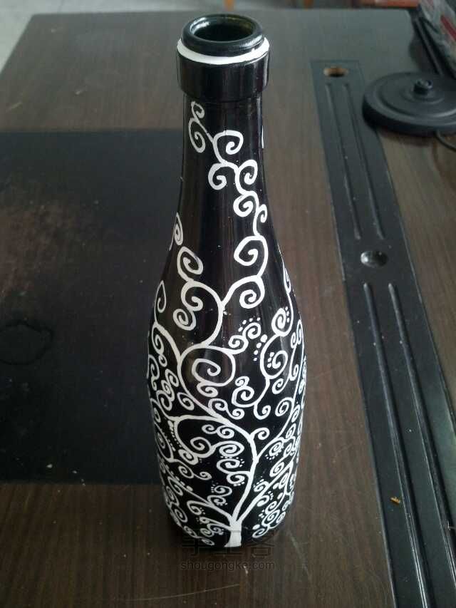 手绘 玻璃瓶   香槟瓶 酒瓶子，黑白配。 第7步
