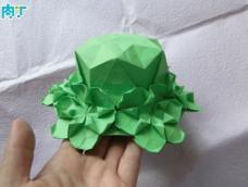 草帽的边缘是由六朵同样大小的花朵构成的，每朵花的折法相同。因此，教程的前半部分我主要演示一朵花的折法。后半部分，则需要折出六朵花。正六边形纸，每边分成六等分。