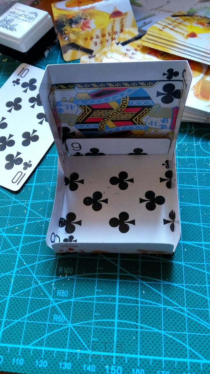 用扑克牌做一个简易的收纳盒 第4步