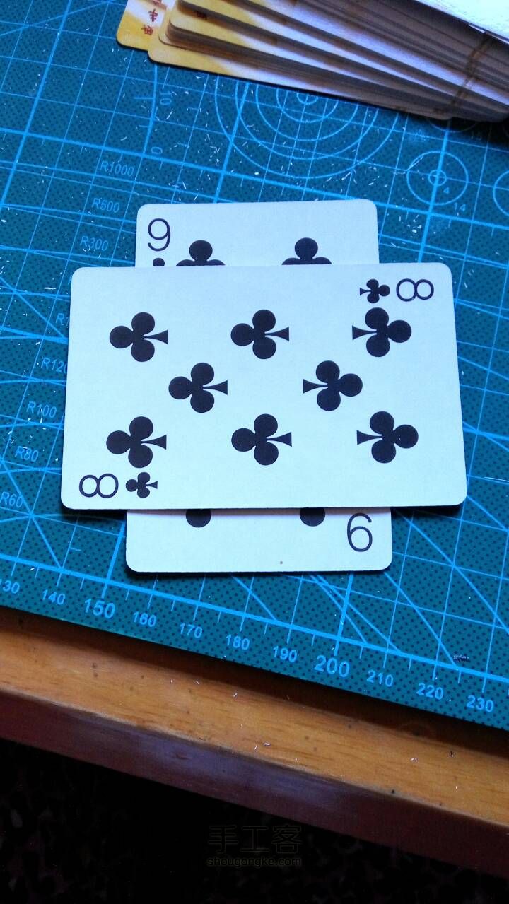 用扑克牌做一个简易的收纳盒 第1步