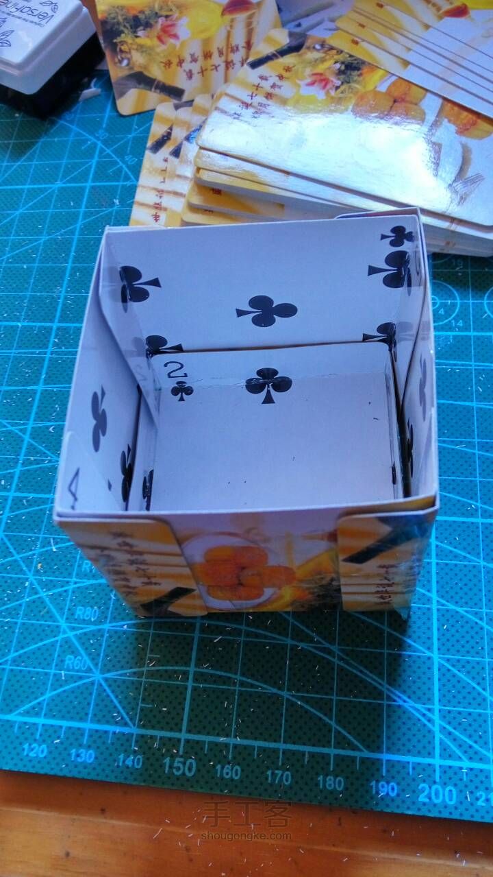 用扑克牌做一个简易的收纳盒 第5步