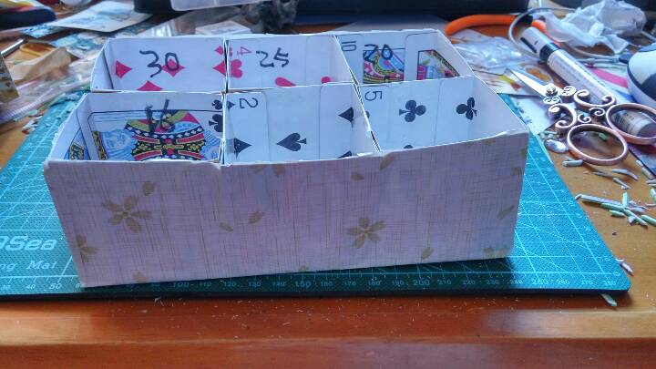 用扑克牌做一个简易的收纳盒 第7步