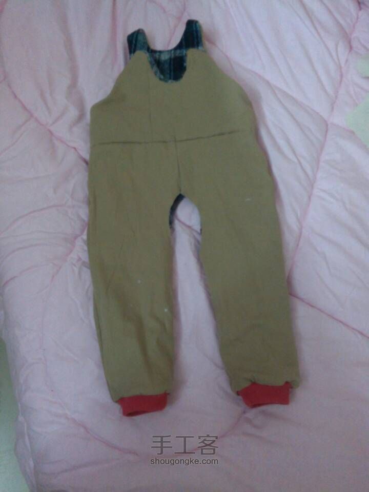 妈妈的旧裤子，改成宝宝双面可穿的背带裤。 第16步