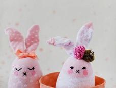 用一只袜子就可以做出简单可爱的兔子，只需针线，棉花即可。