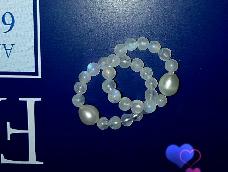 在串月光石手链时，剩下的月光石珠子，将其充分利用起来，串一枚简单美丽的月光石珍珠戒指~~~~~  静简如斯，美好了岁月。