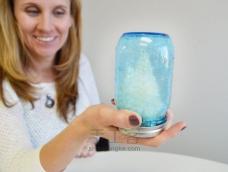 今天我们分享一篇DIY玻璃瓶雪球的教程。
