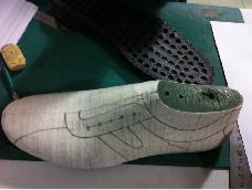 手缝大底 又叫克拉克鞋 
一般大底直接用钩针穿线连接帮面 也有和中底版手缝然后贴大底的做法 
