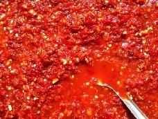 该辣椒酱可以夹馍，炒菜，可以充当各种美食得调料。
